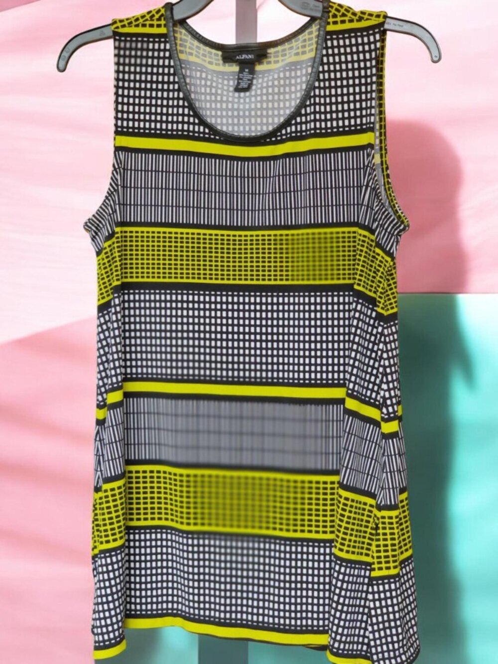ALFANI SLEEVELESS GEOMETRIC GRID PRINT BLOUSE - size M